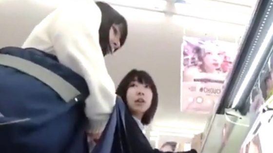 【盗撮動画】超絶美少女×普通の制服JKのダブルパンチラ！シミ付き純白Pをドアップ撮り！