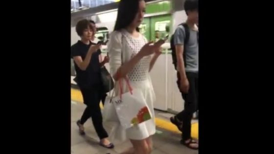 【盗撮動画】仕事帰りの黒髪スレンダー美女の電車内逆さ。小ぶりなヒップにしっかりと食い込むドスケベTバック