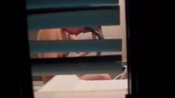民家風呂専門盗撮師の超危険映像！ブラインドの隙間から覗き見るティーン女子のハリのある裸体