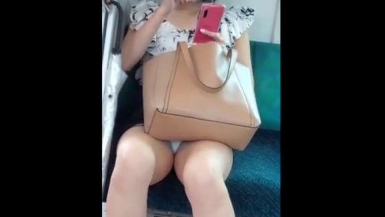 【盗撮動画】撮り師俺、電車で激ミニ美女の対面パンチラを撮影中に盗撮バレして見せつけられる屈辱を味わう