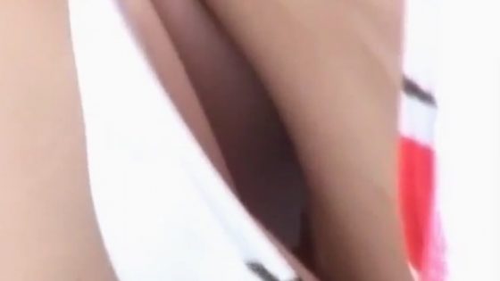 【盗撮動画】ガチ素人女子の乳首見えまくり！真夏のレジャープールで胸チラ盗撮に励む変態のコレクション動画