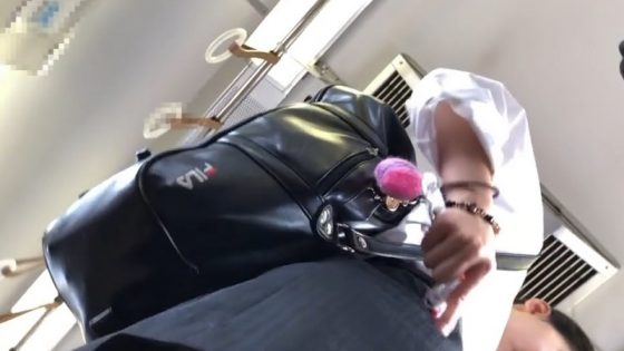 【盗撮動画】ガチモノ電車内逆さ撮りパンチラ！美少女JKの薄ピンクPのフロントまでがっつり拝める至高の映像