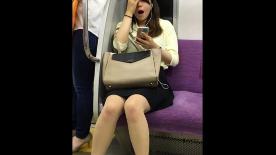 【盗撮動画】仕事でお疲れ気味の美人OLさん、がっつり食い込んだパンティを駅で激撮される
