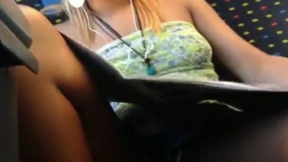 【盗撮動画】ショーパンの隙間からパンツ丸見え！電車の対面に座った金髪ギャルの隠し撮り動画