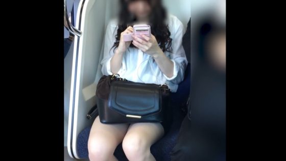 【盗撮動画】電車でミニスカリクスーJDに遭遇した幸運な男の”ガチモノ”スマホ盗撮動画、ネットに出回る
