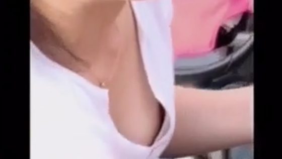 【盗撮動画】胸元がゆるゆるの素人女子たちを胸チラ盗撮。このガードの甘さで乳首が見えないはずもなく...ｗ