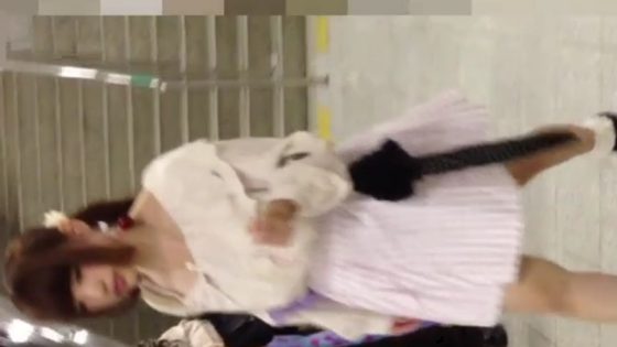 【盗撮動画】ロリ系ファッションのふわかわJDにエスカと階段でめくり敢行！薄紫色のテカテカサテンパンティを接写成功