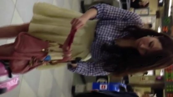 【盗撮動画】とあるターミナル駅にて、スーツケースを引っ張るエロギャルの白サテンパンティを逆さで接写
