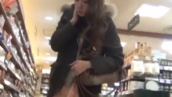 【盗撮動画】スーパー店内でパンチラ盗撮事案。前屈みでTバックが丸見えになる美人ギャルがこちら