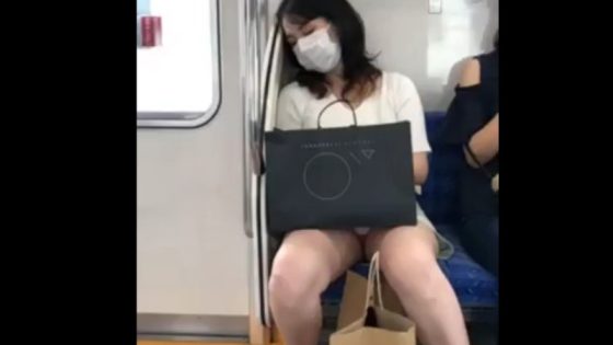 【盗撮動画】電車でうたた寝中のミニスカ素人女子さん、さっそく対面パンチラ盗撮の対象になってしまう