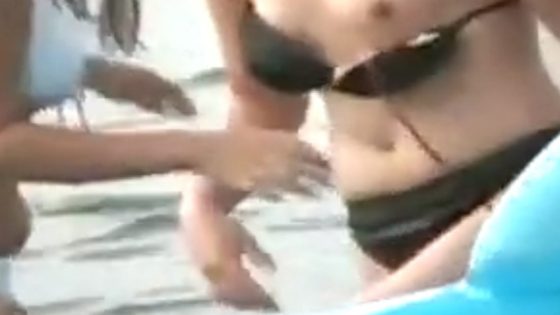 【盗撮動画】真夏のビーチで稀に見られるビキニギャルのお宝ポロリハプニング、エッチすぎるｗｗ