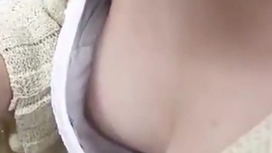 【盗撮動画】胸チラ職人さん、野外で素人女子の乳首を余裕でGETしてしまうｗｗｗｗ