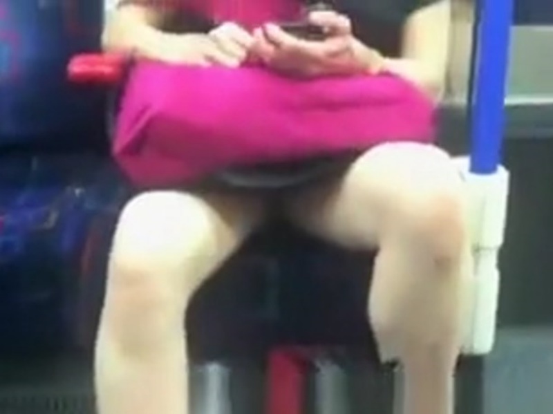 【閲覧注意】電車の撮り師「真正面に熟女が座った。一応撮っとくか...」⇒ 公開された動画がこちら・・・