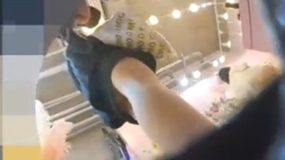 【盗撮動画】スケベなミニスカートで買い物中の激カワJDちゃん、逆さ撮りで白パンを激撮される