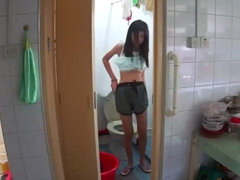 【トイレ盗撮】自宅ではトイレのドア開けっぱで用を足すティーン娘のおしっこ事情