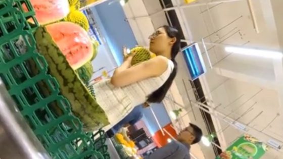 【盗撮動画】生鮮スーパー店内で撮影された逆さ撮りパンチラ動画、ガチで生々しすぎるｗｗ
