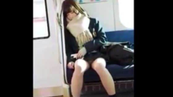 【盗撮動画】電車で眠れる美少女JK発見！⇒対面パンチラ盗撮してたらとんでもない事になった・・・