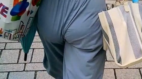 【盗撮動画】清楚系美女の街中尻追跡映像。ゆるいサイズのズボンから見えるパン線とムチ尻