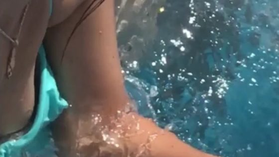 【盗撮動画】カップサイズがあってないビキニギャルさん、変態に遭遇しプールで乳首を激撮されてしまう