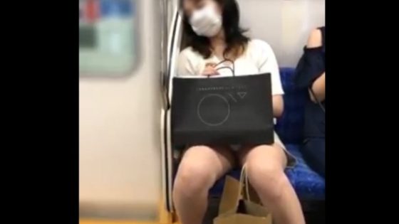 【盗撮動画】電車で眠りこけた美人なお姉さん、股が緩んでパンティが丸見えになってしまう