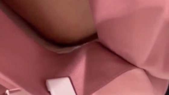 【胸チラ盗撮】可愛すぎるショップ店員の乳首GETに成功した動画、ひそかに公開されていた・・・