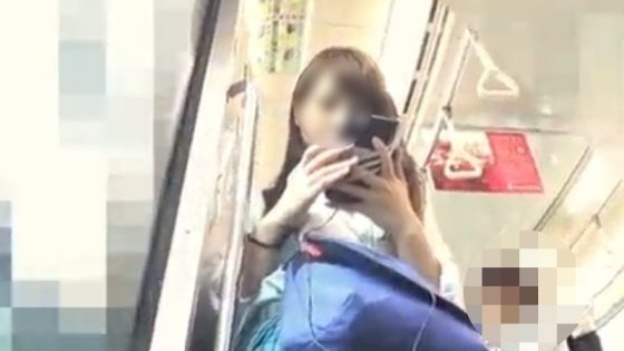 【盗撮動画】青チェ美少女JKの電車内パンチラ、「正直20回は抜ける」と話題になる