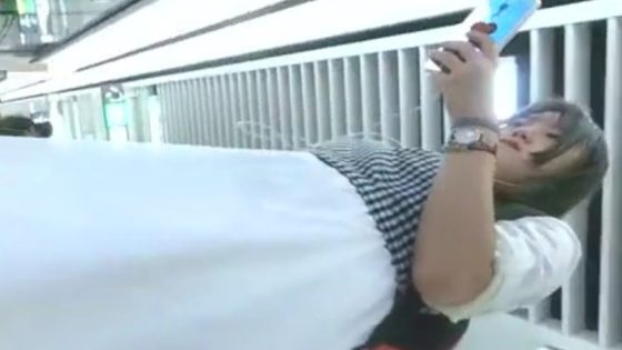 【盗撮動画】駅のホームで電車待ち中の可愛い系JDちゃん、逆さ撮りで純白パンティを盗撮される