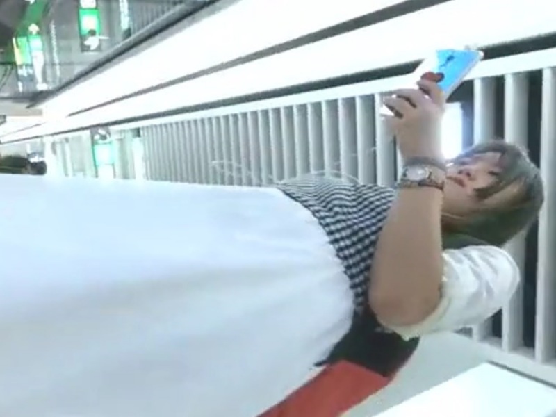 【盗撮動画】駅のホームで電車待ち中の可愛い系JDちゃん、逆さ撮りで純白パンティを盗撮される