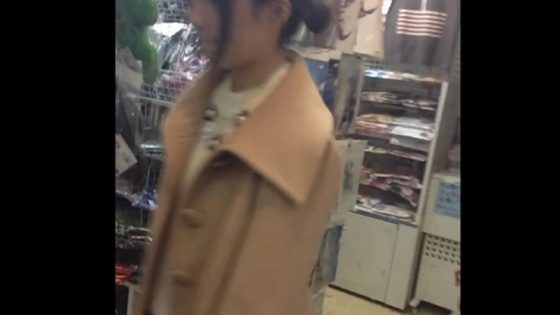 【盗撮動画】熟練の域に達した靴カメ撮り師さん、店内で若い娘を相手にパンチラ無双してしまう