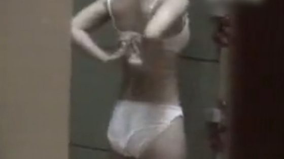 【盗撮動画】銭湯女子風呂脱衣所隠し撮り映像。若い素人娘たちが服を脱ぎ全裸になるまでの一部始終