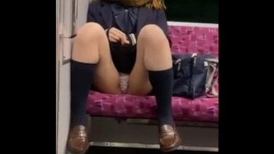 【盗撮動画】電車で対面に座ったJKがパンツ見せつけて来たからスマホで撮ってみた結果・・・