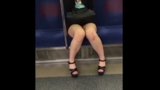 【盗撮動画】電車内パンチラ盗撮！激ミニスカ素人女子のデルタゾーンをスマホカメラでじっくり観察