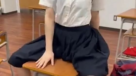 【動画あり】TikTokｋの現役女子高生さん、教室の机で騎乗位して喘ぐ