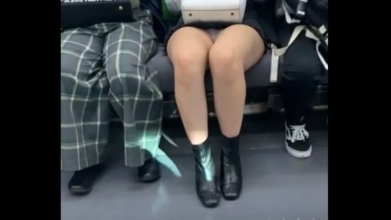 【盗撮動画】電車内激ミニスカ娘対面パンチラガン見動画。スマホカメラでこっそり撮ってます