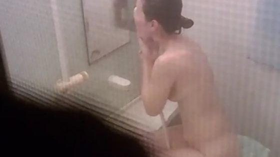 【盗撮動画】黒髪清楚な知り合いの奥さんの自宅での入浴シーンを隠し撮りした動画、ヤバスギル・・・