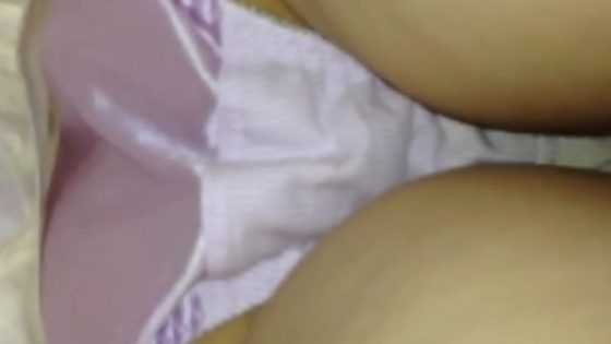 【盗撮動画】ゴスロリ系の日傘JDちゃんのピンクサテンPをスカートめくりで接写大成功