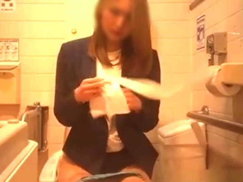 【盗撮動画】洋式トイレ真正面アングル。放尿シーンの一部始終を記録した危険すぎる隠し撮り映像がこちら...