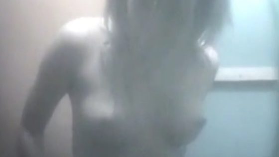 【盗撮動画】海の家シャワールームをフリーハンドで盗撮する伝説の男のガチ盗撮動画がこちら