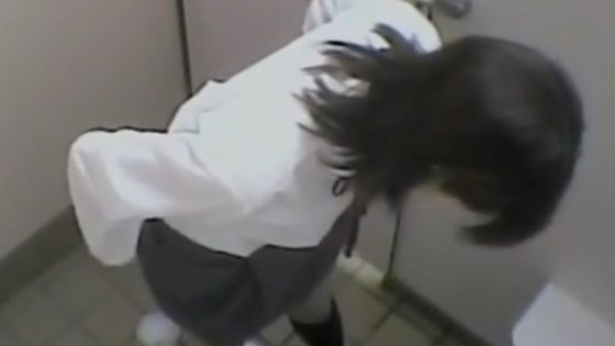 【盗撮動画】女子トイレ隠し撮り映像。制服JKが放尿後にとった”とある行動”が衝撃すぎると話題に・・・