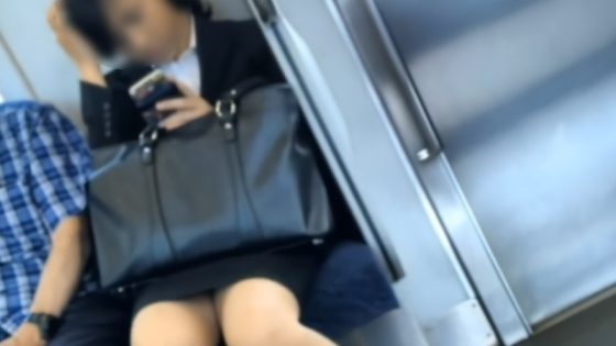 【盗撮動画】電車でこっそり隠し撮りされるリクスーJDさん。この後パンチラ激撮されます