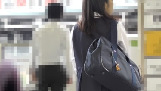 【盗撮動画】ジャンパースカートの真面目女子生徒さん、電車でW痴漢を受け出血させられてしまう
