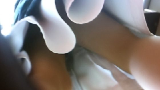 【盗撮動画】病院近くのコンビニで休憩中のナースのパンチラを隠し撮る変態の投稿動画