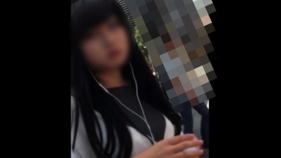 【盗撮動画】可愛い黒髪ティーンギャルに怪しまれながらもパンチラ盗撮を完遂する撮り師
