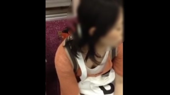 【盗撮動画】電車でスマホいじってるフリして素人女子の胸チラを隠し撮りする変態