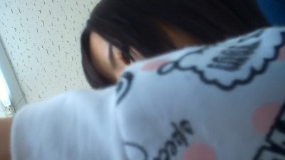 【盗撮動画】非行レベル65の黒髪制服JKさん、立ち読み中に逆さ撮りパンチラ被害にあう