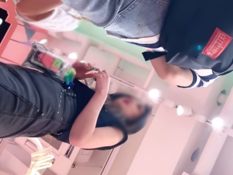 【盗撮動画】バレたら即逮捕。スタイル抜群のギャル系ショップ店員のタイトスカ完全攻略映像のトップ画像
