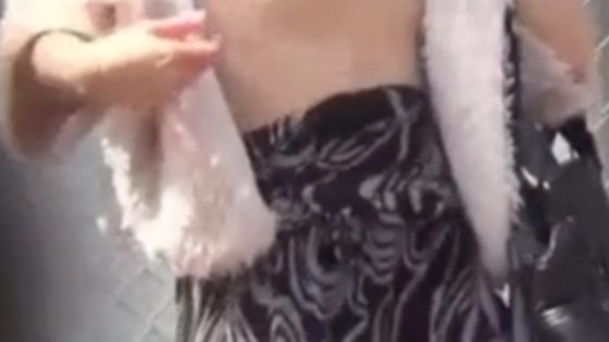 【盗撮動画】服がフェンスに引っ掛かりギャルの乳首が丸見えになる乳首ポロリハプニングｗ