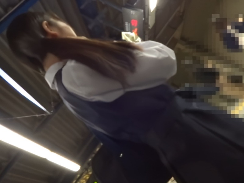 【盗撮動画】学校帰りの童顔ツインテJKさん、満員電車で囲み痴漢に遭ってしまった結果・・・