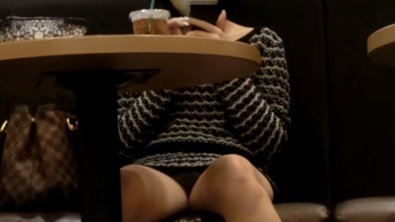 【盗撮動画】推定JK。ティーン美少女の座りパンチラをおしゃれなカフェ店内で盗み撮り