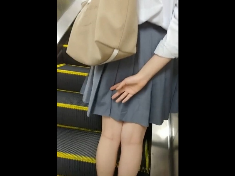 【盗撮動画】駅のエスカでスカートを抑えても結局パンチラを撮られる制服JKさんたち